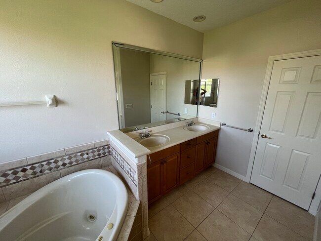 Building Photo - 8760 The Esplanade Ct