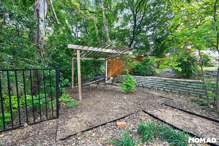 Building Photo - 2505 Briarwood Dr