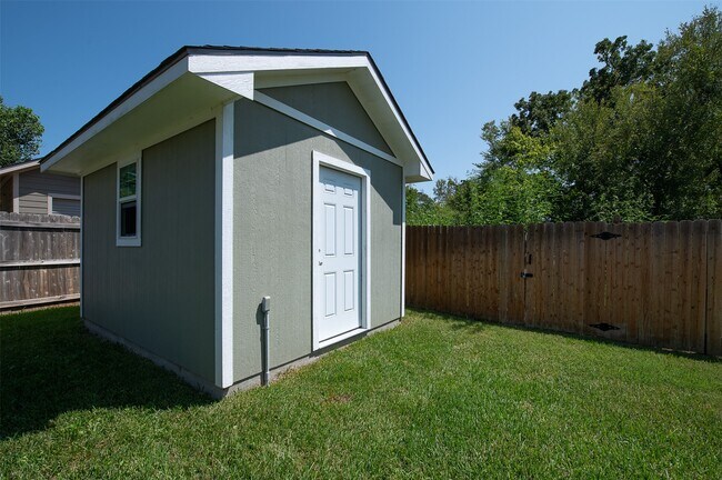 Building Photo - 2125 Stubbs Dr