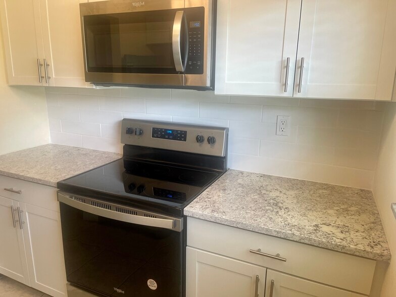 Kitchen - 300 SW 16th Ct