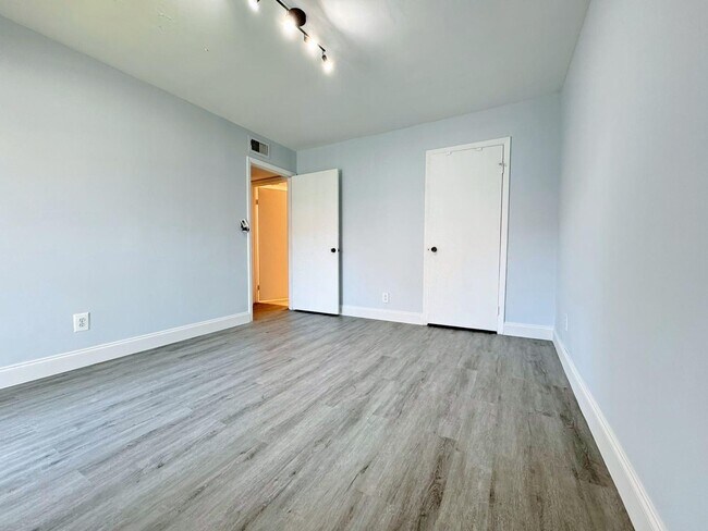 Building Photo - 540 S Park Rd