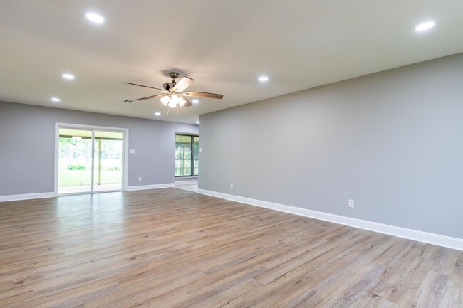 Building Photo - Remodeled 3 bedroom/ 2 bathroom in South B...