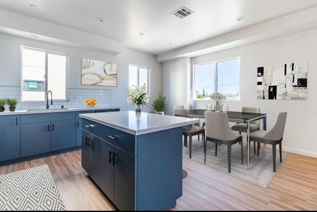 Building Photo - 4BR 3Ba Modern Townhome in Prime NOHO