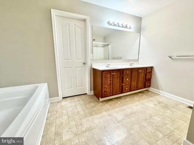 Building Photo - 15 Delhi Ct