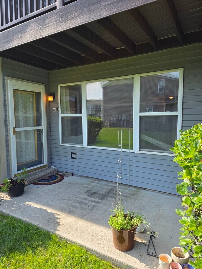 Building Photo - 408 Woodview Cir