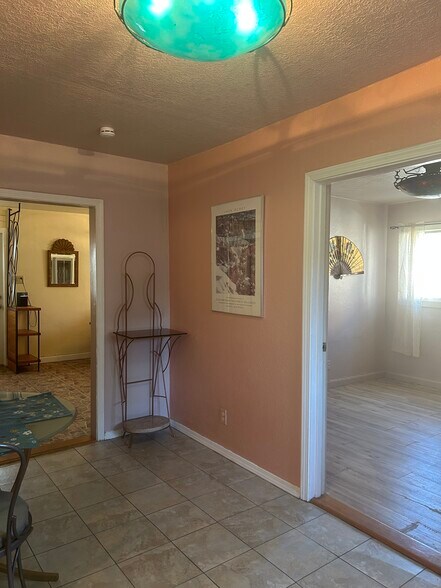 Building Photo - 706 E Fairview Ln