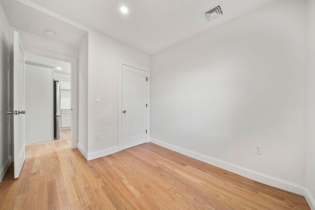 Building Photo - 417 Commercial St