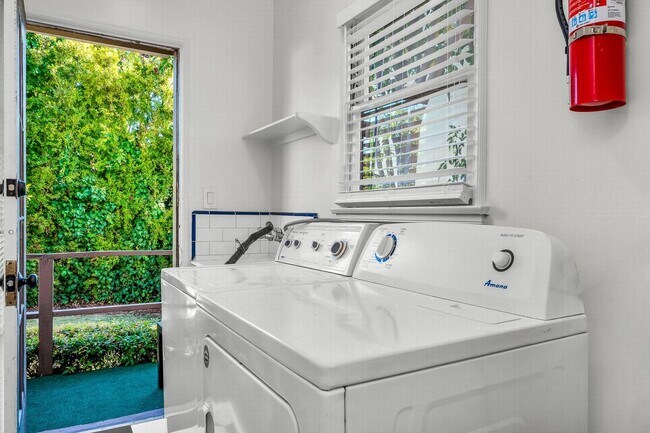 Building Photo - Stunning Townhome Style 2 bedroom with washer/dryer!