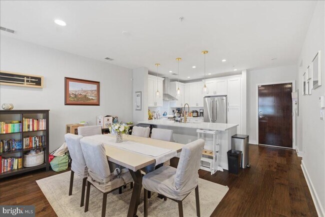 Building Photo - 1418 N Rhodes St