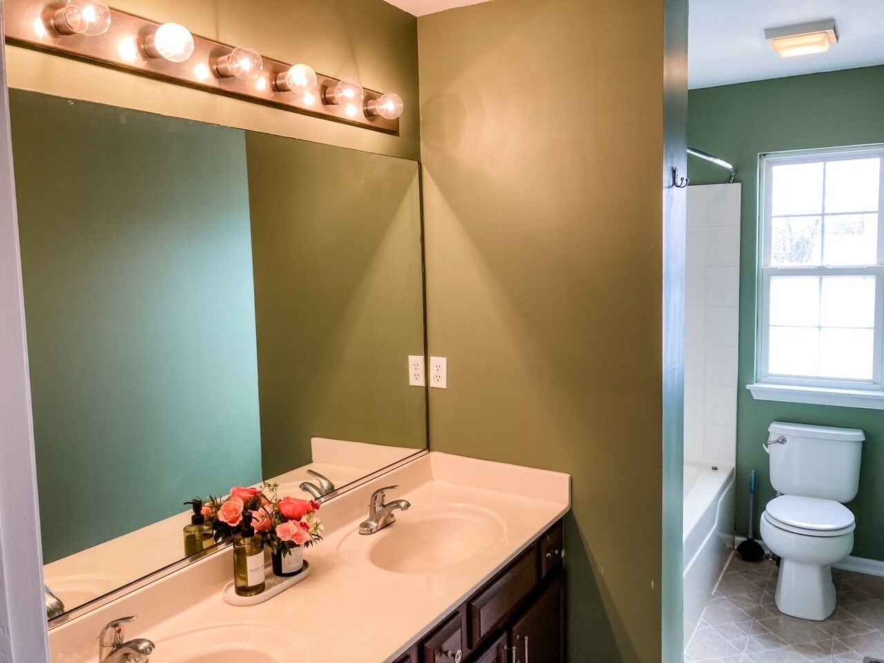 Main bathroom - 10018 70th St