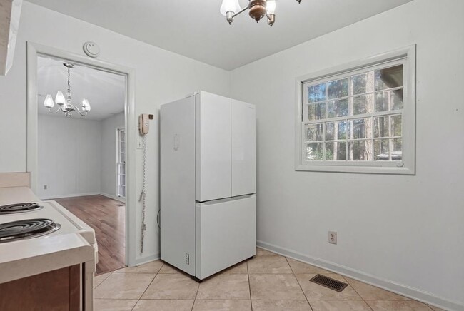 Building Photo - 2101 Goldendale Ln