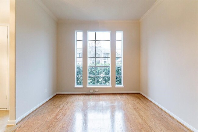 Building Photo - 8315 Mission Estates Dr