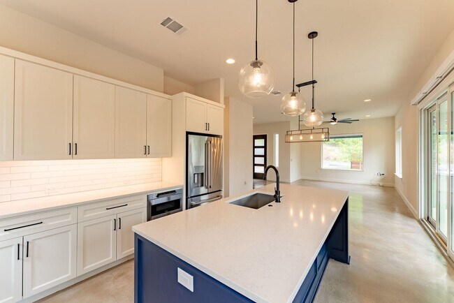 Building Photo - Modern Elegance in Austin: 4BR/3BA Sanctuary with Stylish Design and Inviting Ambiance!
