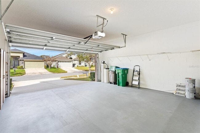 Building Photo - 207 Little Creek Ln