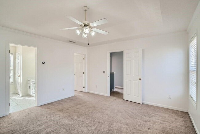 Building Photo - 391 Lake Valley Dr SW