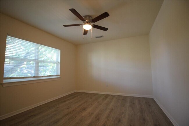 Building Photo - 1454 Forest Home Dr