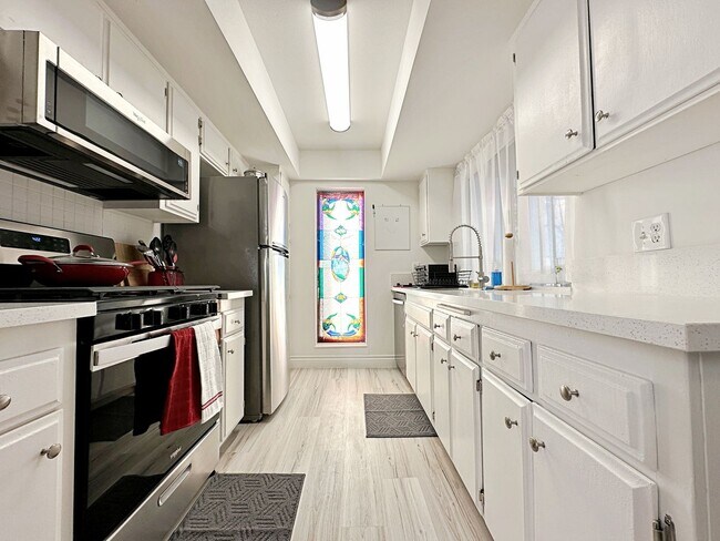 Building Photo - FULLY FURNISHED 2 BEDROOM CONDO WITH STRIP VIEWS