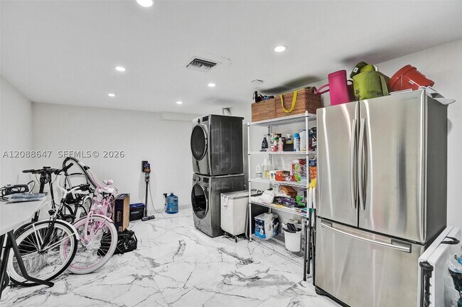 Building Photo - 2105 Alamanda Dr