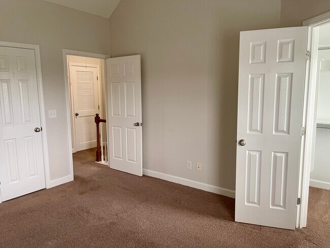 Building Photo - 1047 McKenna Dr