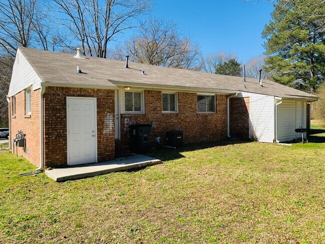 Building Photo - 6102 E Fayetteville Dr