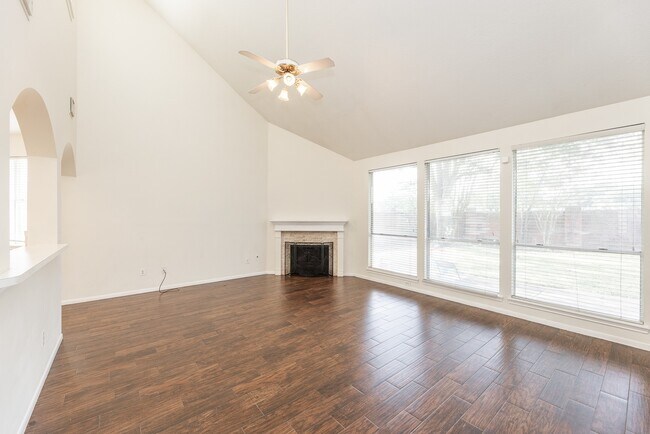 Building Photo - 910 Presley Way