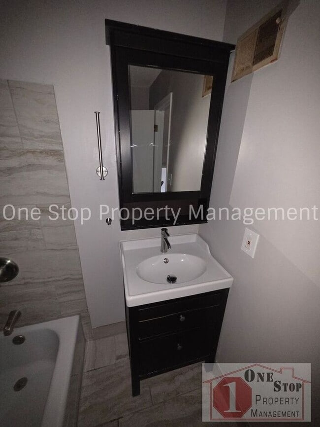 Building Photo - The Perfect 3 bedroom/2 bathroom home in Grandview, MO!