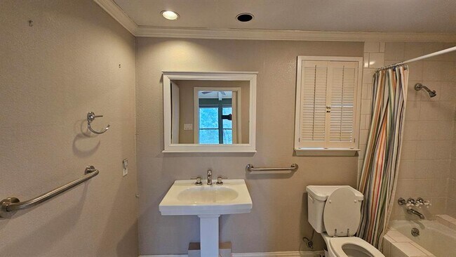 Building Photo - 4902 Westview Dr