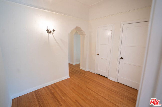 Building Photo - 1210 S La Jolla Ave
