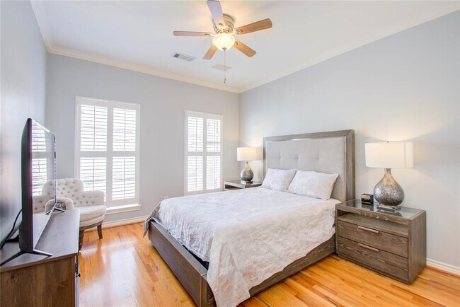 Building Photo - 1812 Staffordshire Crescent