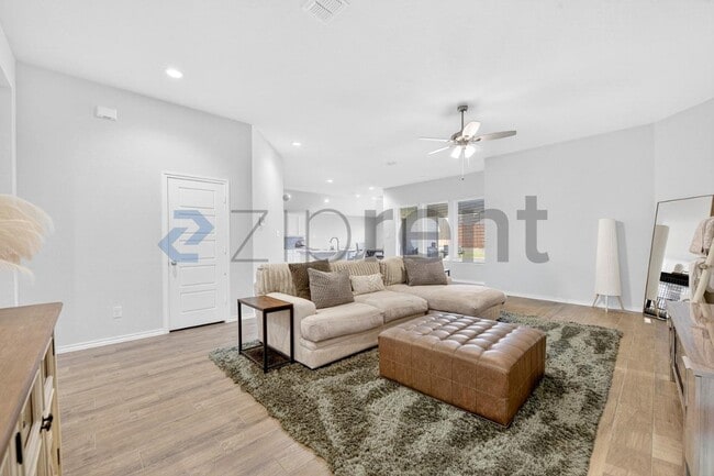 Building Photo - 2650 Streamside Dr