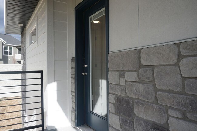 Building Photo - Layton Townhome 3 Bed 2.5 Bath