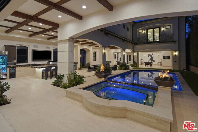 Building Photo - 20101 SW Cypress St