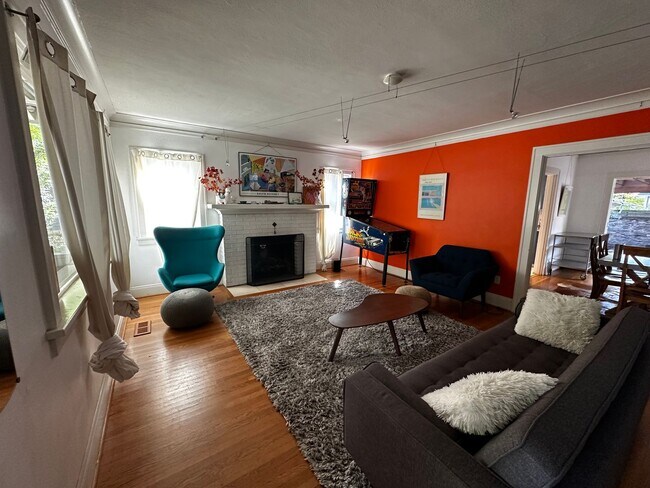 Building Photo - WestMoreland Gem! Portland Original, Huge deck, great backyard pets ok!