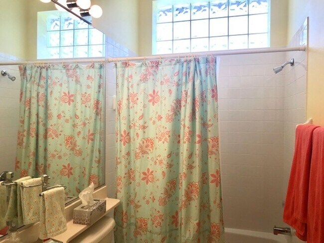 Building Photo - ANNUAL 2/2 + DEN AND HEATED  POOL- ROSEDAL...