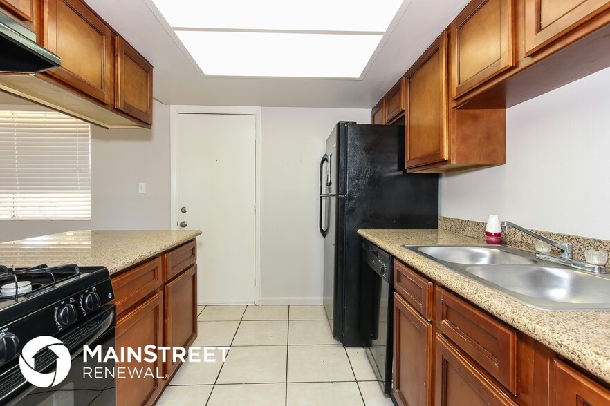 Building Photo - 8435 W Heatherbrae Dr