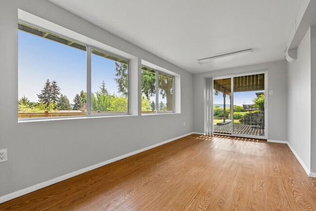Building Photo - Classic Mid-Century Modern Air Conditioned...