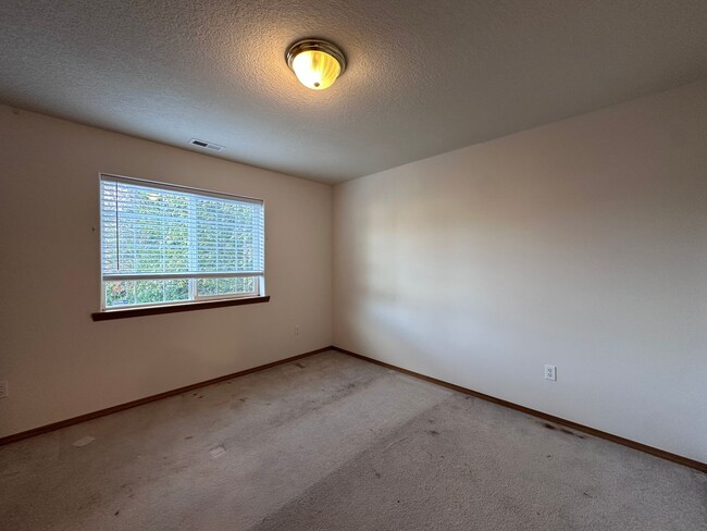 Building Photo - Welcome to this spacious and inviting single-family home w/fully fenced backyard! New Carpet Inst...