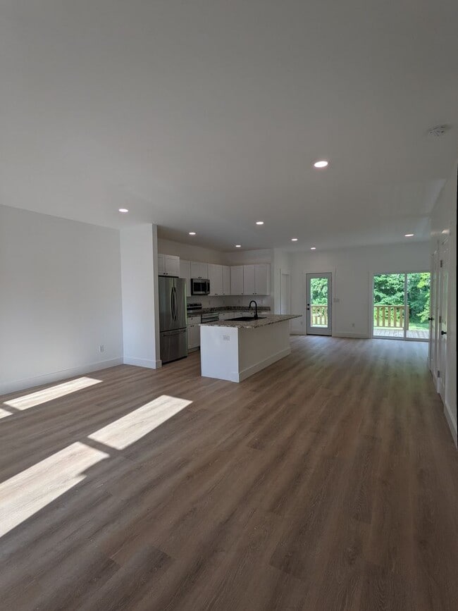 Building Photo - Black Mountain Rental!