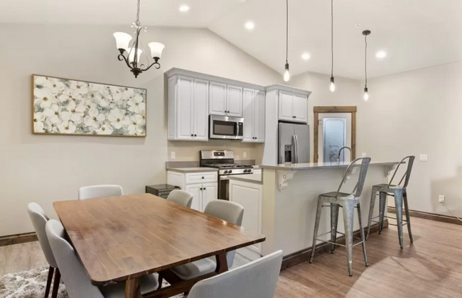 Building Photo - Gorgeous 3 bedroom 2 bath in Belgrade