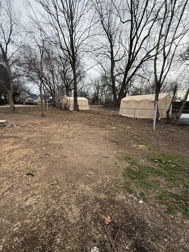 Building Photo - 3 bedroom/1 bath house