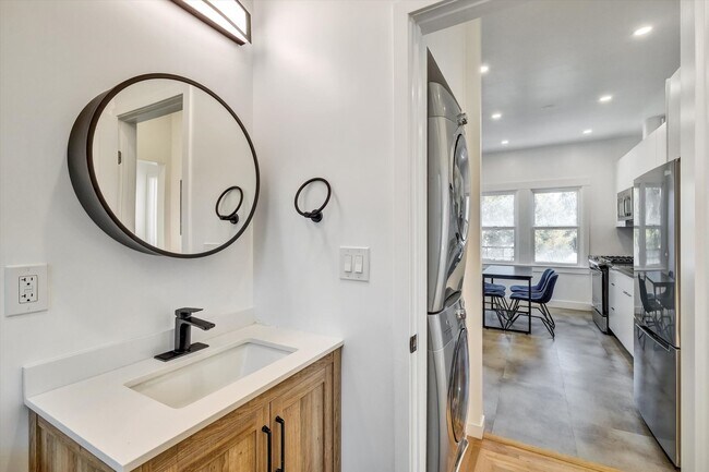 Building Photo - Move in Now! Single Bed (MALE) in Shared Room – Furnished Apt for 4 $1,100/month + $100 Utilities