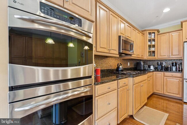 Building Photo - 724 Sentry Square