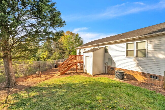 Building Photo - 3BR/2BA Cul-de-Sac Retreat Minutes from Downtown..Fenced Yard & Deck! $2100/mo rent