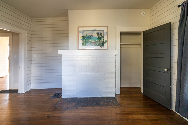 Building Photo - 708 E Woodland Ave