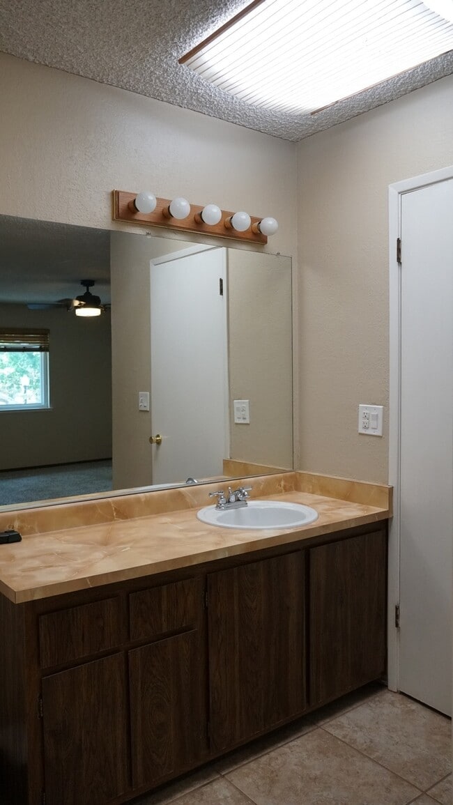 Building Photo - Charming 2 bed, 2.5 ba, 1250 sq. ft. duple...