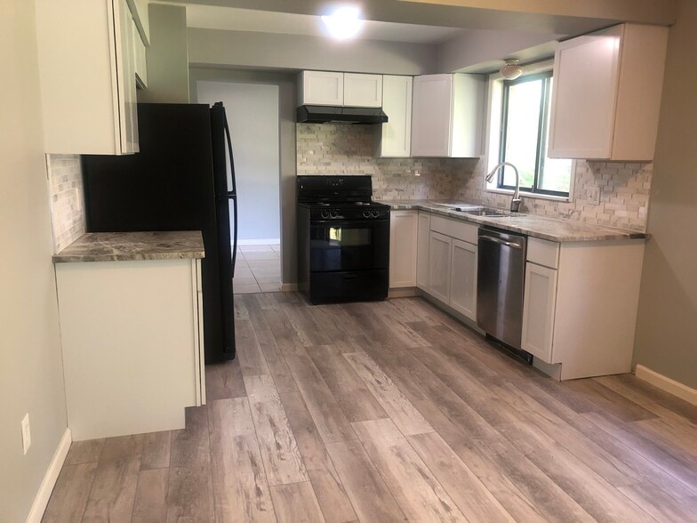 Building Photo - 10255 Wayne Rd