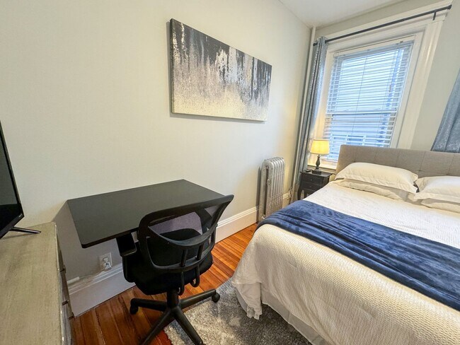 Building Photo - Amazing 3 bed 2 baths in Brookline.... MAY MOVE IN