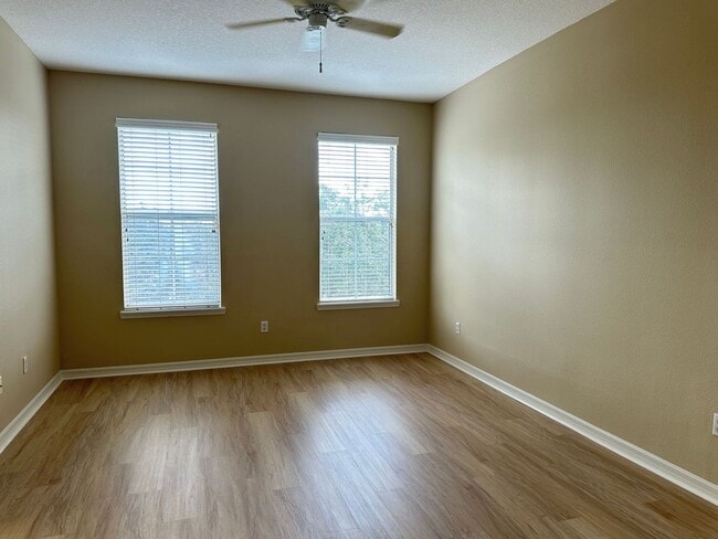 Building Photo - Lakeside at Lakes of Windermere, 3rd Floor...