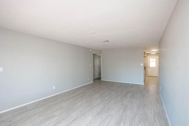 Building Photo - COMPLETELY REMODELED 4 BEDROOM, 2 BATH TEM...