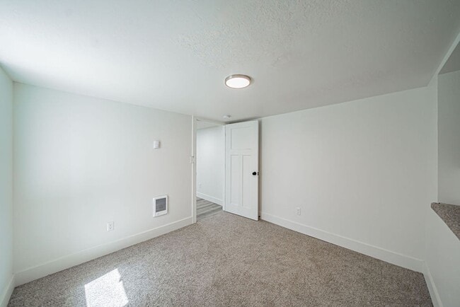 Building Photo - Lower unit renovated property near ISU.